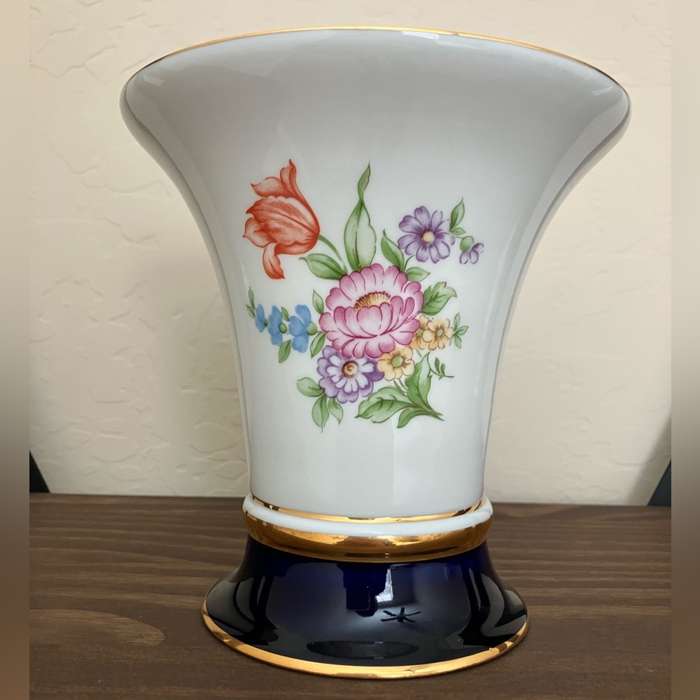 Vintage Porcelain Vase from Czech Republic. Hand painted w/24 K gold trim. - Picture 2 of 4